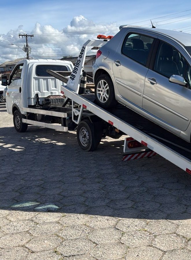 Guincho GSF Auto Socorro transportando veículo